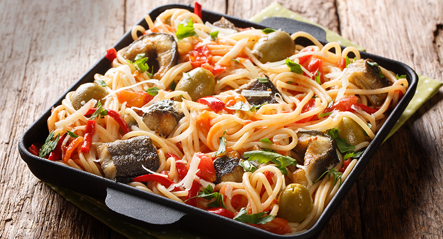 Spaghetti con anguila frita y verduras